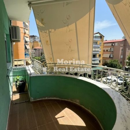 Tirane, jepet me qera apartament 2+1+Ballkon Kati 4, 105 m² 900 € (Kristal Center)