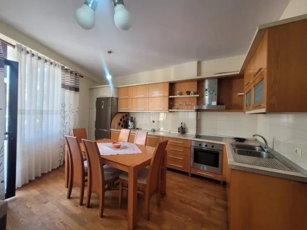 Tirane, shitet apartament 1+1+Ballkon Kati 3, 68 m² 91.000 € (Fresk)