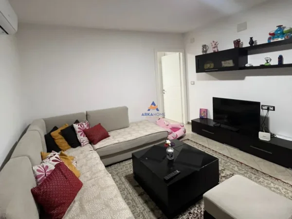 Tirane, jepet me qera apartament 2+1 , 75 m² 700 € (PRANE KOMETËS, MIDIS KOMUNES SE PARISIT DHE RRUGES SE KOSOVARËVE)