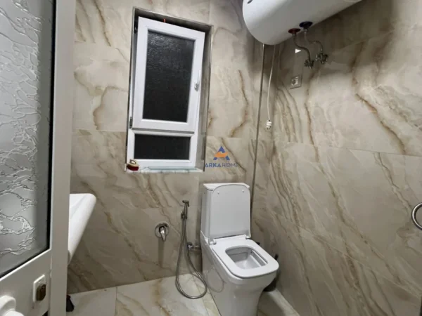 Tirane, jepet me qera apartament 2+1 , 75 m² 700 € (PRANE KOMETËS, MIDIS KOMUNES SE PARISIT DHE RRUGES SE KOSOVARËVE)