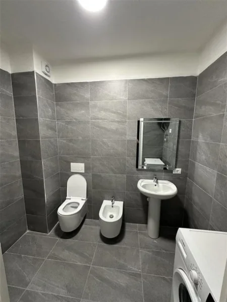 Tirane, jepet me qera apartament 1+1+Ballkon Kati 9, 65 m² 450 € (Kompleksi Jolla)