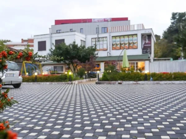 Tirane, jepet me qera ambjent biznesi Kati 2, 1.000 m² 2.000 € (VENDODHJA: SAUK, RR.KUVAJT)