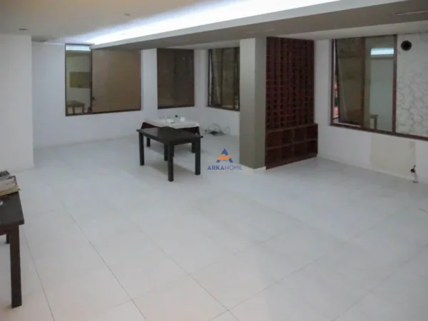 Tirane, jepet me qera ambjent biznesi Kati 2, 1.000 m² 2.000 € (VENDODHJA: SAUK, RR.KUVAJT)