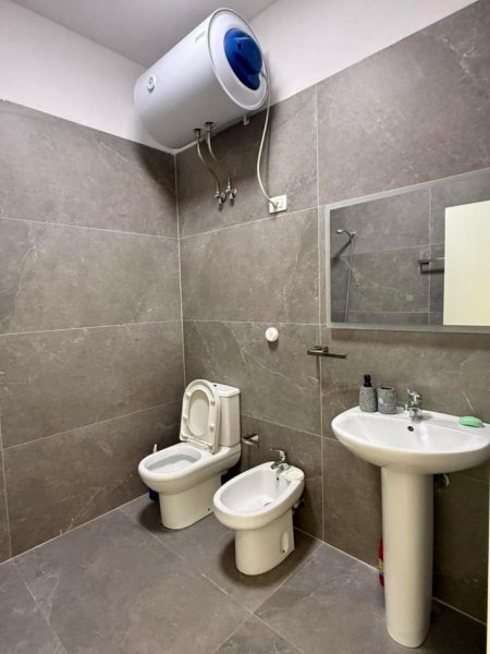 Tirane, jepet me qera apartament 2+1+Ballkon Kati 6, 100 m² 660 € (Rruga 5 Maji)