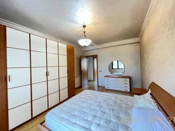 Tirane, jepet me qera apartament 3+1 Kati 3, 150 m² 1.500 € (ZOGU I ZI)