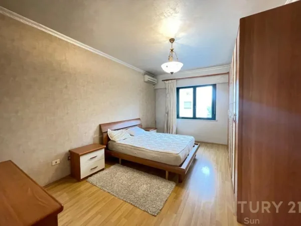 Tirane, jepet me qera apartament 3+1 Kati 3, 150 m² 1.500 € (ZOGU I ZI)