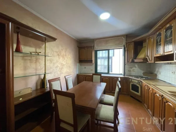Tirane, jepet me qera apartament 3+1 Kati 3, 150 m² 1.500 € (ZOGU I ZI)