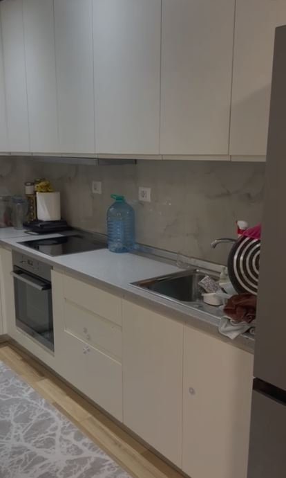 Shitet Apartament 2+1, ne Tresh 5 minuta nga Instituti  i projektuar deri në detaje nga arkitekt profesionist, me mobilim modern e cilësor. Kati 5, 66 m² 85.000 €URO