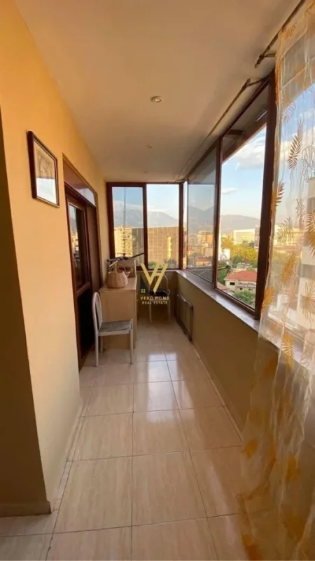 Tirane, jepet me qera apartament 1+1+Aneks Kati 8, 80 m² 600 € (RRUGA E BOGDANEVE)