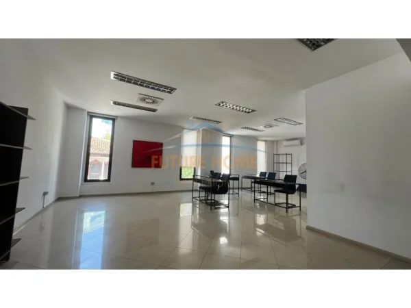Tirane, jepet me qera ambjent biznesi Kati 1, 66 m² 1.000 € (Torre Drini Center,Tirane)