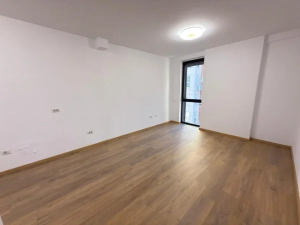 Tirane, jepet me qera ambjent biznesi Kati 2, 550 € 