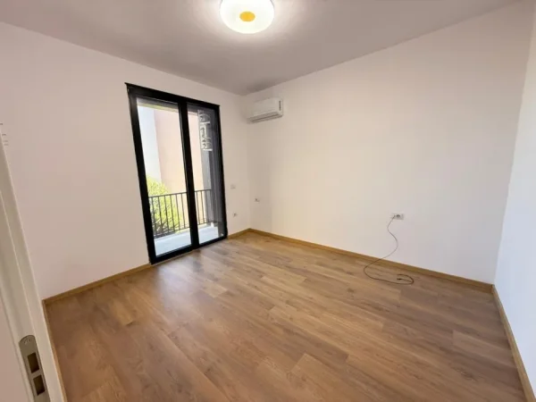 Tirane, jepet me qera ambjent biznesi Kati 2, 550 € 