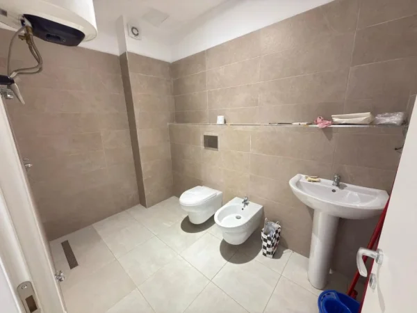 Tirane, jepet me qera ambjent biznesi Kati 2, 550 € 