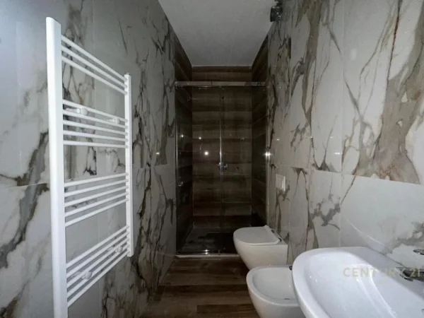 Tirane, jepet me qera apartament 1+1 Kati 2, 74 m² 680 € (Rose Garden Residence)