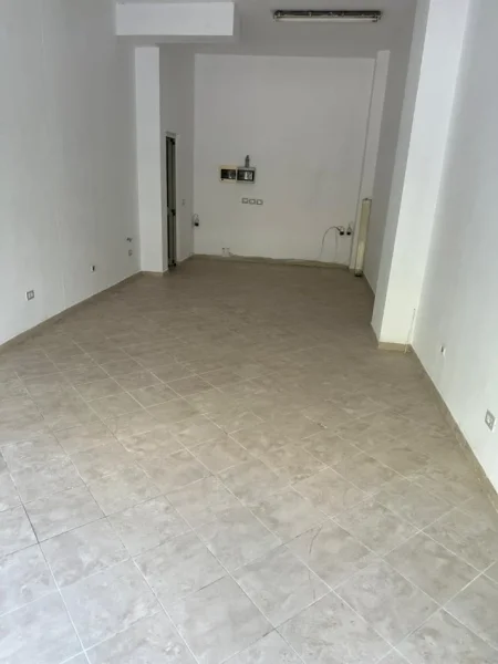 Tirane, jap me qera dyqan Kati 0, 40 m² 520 € (Pallatet Sinani(ish parku mbrapa kompleksit square 21) 50.000 LEK)