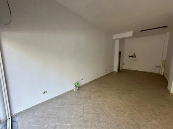 Tirane, jap me qera dyqan Kati 0, 40 m² 520 € (Pallatet Sinani(ish parku mbrapa kompleksit square 21) 50.000 LEK)