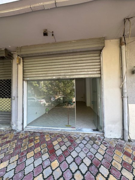 Tirane, jap me qera dyqan Kati 0, 40 m² 520 € (Pallatet Sinani(ish parku mbrapa kompleksit square 21) 50.000 LEK)