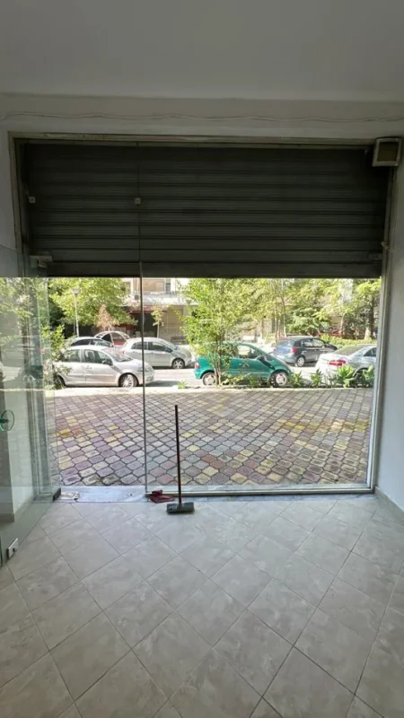Tirane, jap me qera dyqan Kati 0, 40 m² 520 € (Pallatet Sinani(ish parku mbrapa kompleksit square 21) 50.000 LEK)