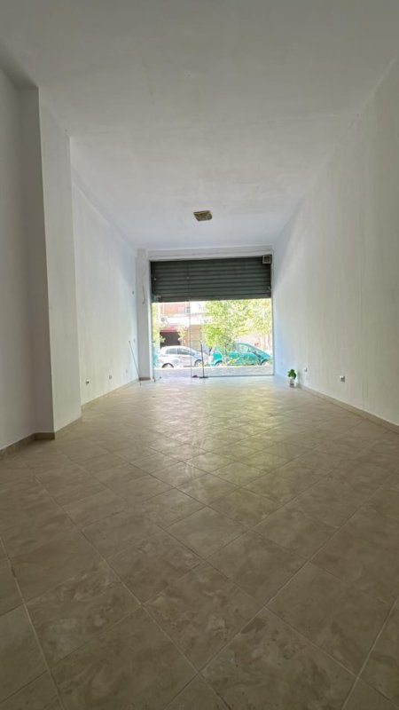 Tirane, jap me qera dyqan Kati 0, 40 m² 520 € (Pallatet Sinani(ish parku mbrapa kompleksit square 21) 50.000 LEK)