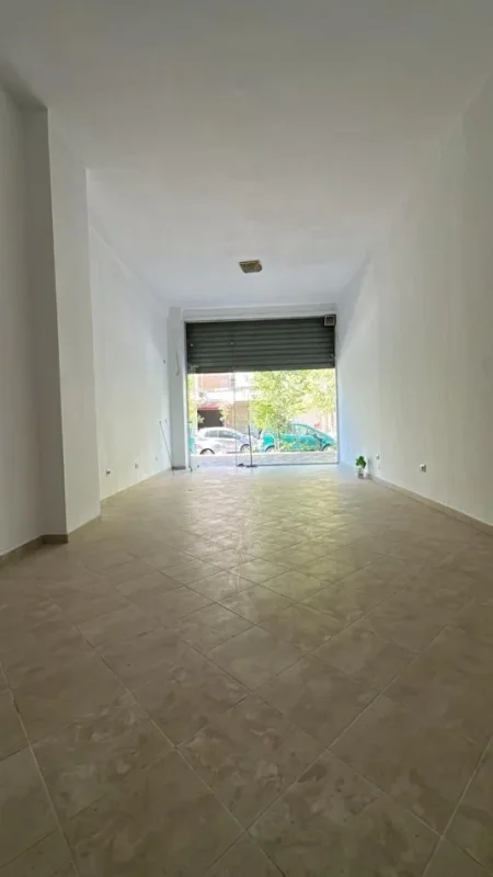 Tirane, jap me qera dyqan Kati 0, 40 m² 520 € (Pallatet Sinani(ish parku mbrapa kompleksit square 21) 50.000 LEK)