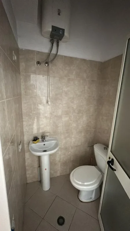 Tirane, jap me qera dyqan Kati 0, 40 m² 520 € (Pallatet Sinani(ish parku mbrapa kompleksit square 21) 50.000 LEK)