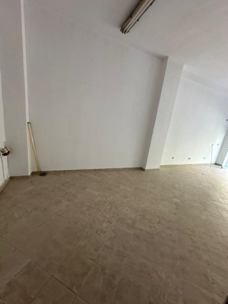 Tirane, jap me qera dyqan Kati 0, 40 m² 520 € (Pallatet Sinani(ish parku mbrapa kompleksit square 21) 50.000 LEK)