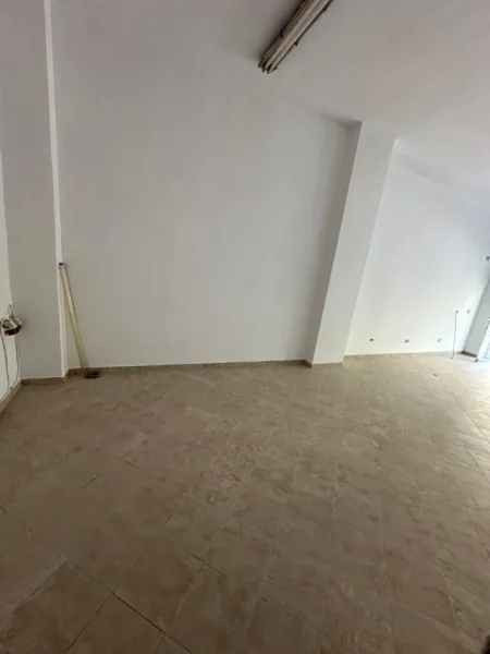 Tirane, jap me qera dyqan Kati 0, 40 m² 520 € (Pallatet Sinani(ish parku mbrapa kompleksit square 21) 50.000 LEK)