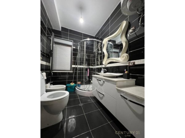 Tirane, jepet me qera apartament 2+1 Kati 7, 105 m² 550 € (Fresk)