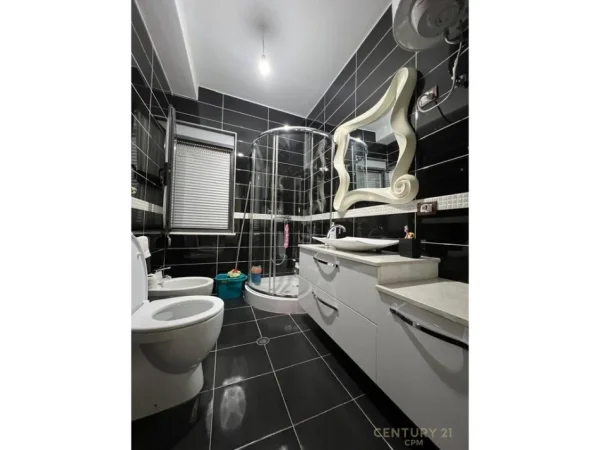 Tirane, jepet me qera apartament 2+1 Kati 7, 105 m² 550 € (Fresk)