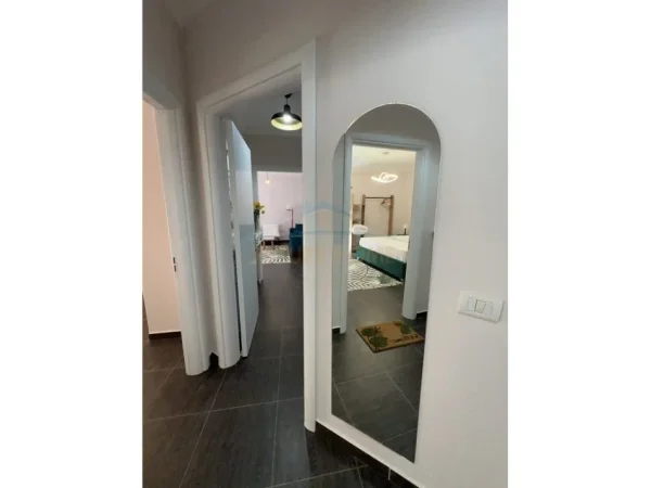 Tirane, jepet me qera apartament 2+1+Ballkon Kati 3, 90 m² 800 € (Rruga e Barrikadave, Tiranë)
