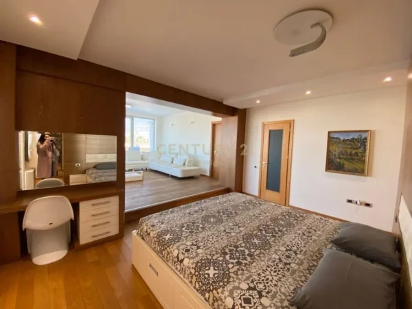 Tirane, jepet me qera apartament 4+1+Ballkon Kati 7, 300 m² 3.000 € (RRUGA E ELBASANIT, TIRANE!)