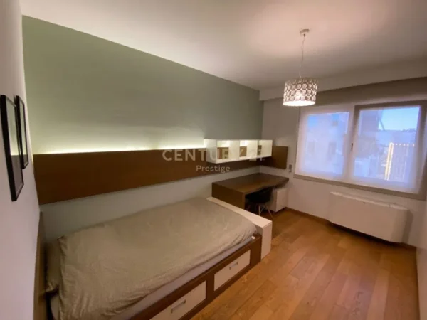 Tirane, jepet me qera apartament 4+1+Ballkon Kati 7, 300 m² 3.000 € (RRUGA E ELBASANIT, TIRANE!)