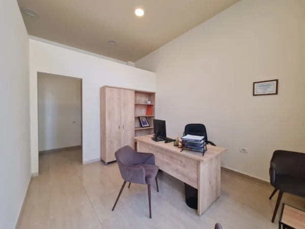 Tirane, jepet me qera zyre Kati 1, 44 m² 600 € (Ish Ekspozita)