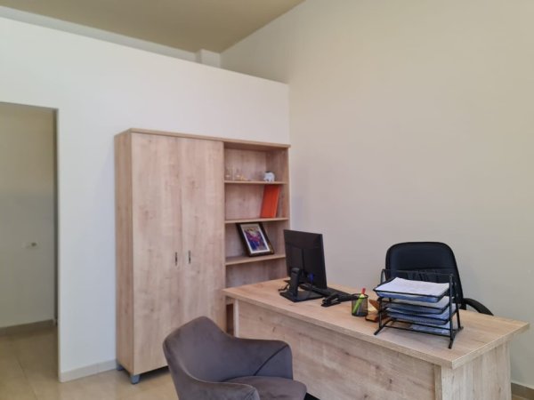Tirane, jepet me qera zyre Kati 1, 44 m² 600 € (Ish Ekspozita)