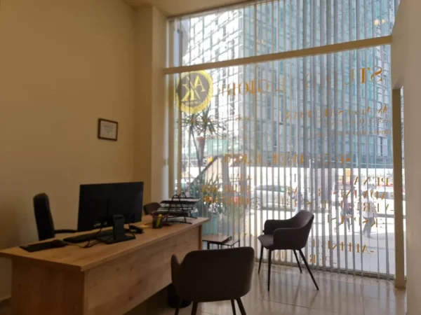 Tirane, jepet me qera zyre Kati 1, 44 m² 600 € (Ish Ekspozita)