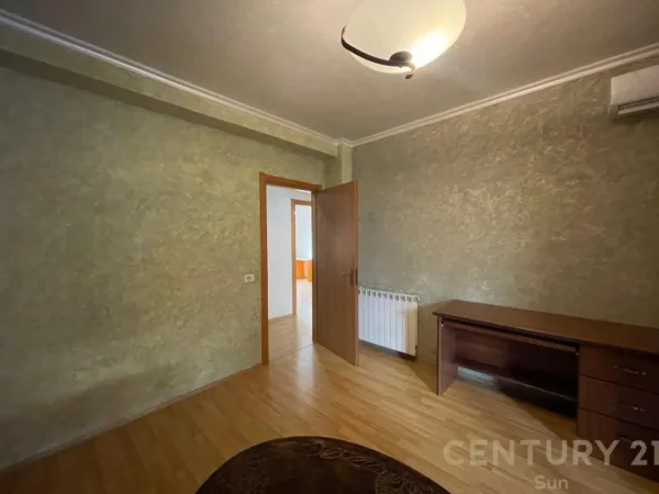 Tirane, jepet me qera apartament 3+1+Aneks+Ballkon Kati 3, 150 m² 1.500 € 