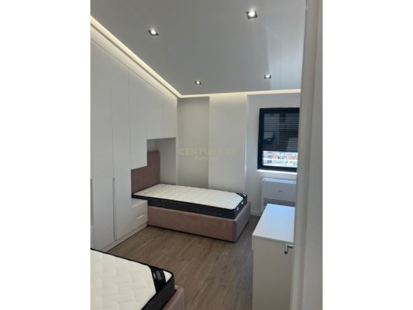 Tirane, jepet me qera apartament 2+1+Aneks+Ballkon Kati 8, 121 m² 575 € (Fresk)