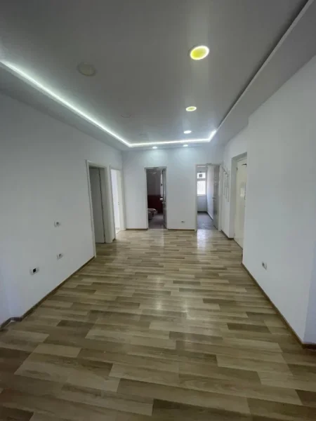 Tirane, jepet me qera apartament 2+1 Kati 4, 70 m² 700 € 