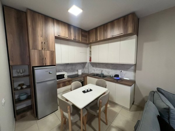 Tirane, jepet me qera apartament 1+1+Ballkon Kati 4, 60 m² 600 € 