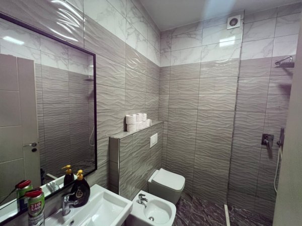 Tirane, jepet me qera apartament 1+1+Ballkon Kati 4, 60 m² 600 € 
