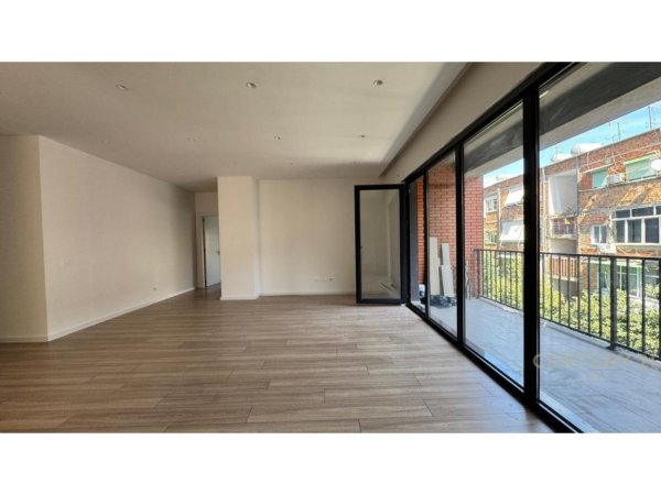 Tirane, jepet me qera ambjent biznesi Kati 3, 141 m² 1.700 € 