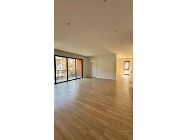 Tirane, jepet me qera ambjent biznesi Kati 3, 141 m² 1.700 € 