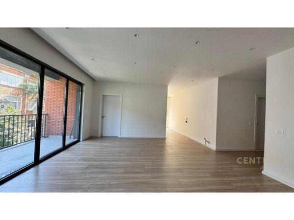 Tirane, jepet me qera ambjent biznesi Kati 3, 141 m² 1.700 € 
