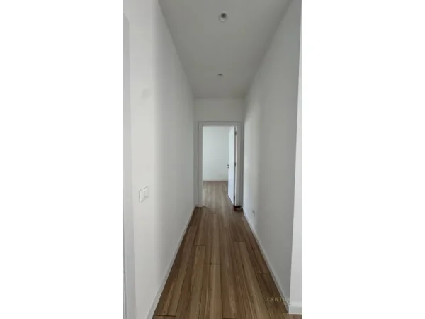 Tirane, jepet me qera ambjent biznesi Kati 3, 141 m² 1.700 € 