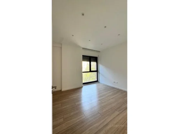 Tirane, jepet me qera ambjent biznesi Kati 3, 141 m² 1.700 € 