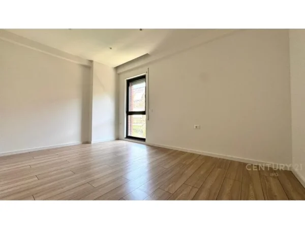 Tirane, jepet me qera ambjent biznesi Kati 3, 141 m² 1.700 € 