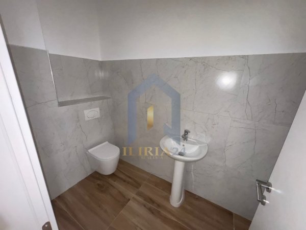 Tirane, jap me qera ambjent biznesi Kati 1, 82 m² 1.500 € (Mine Peze DONIKA CENTER)