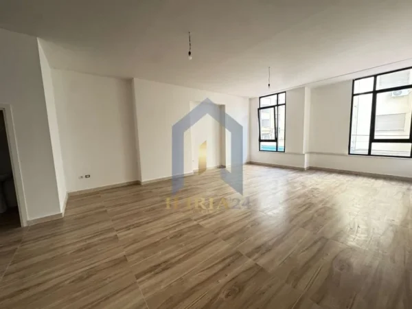 Tirane, jap me qera ambjent biznesi Kati 1, 82 m² 1.500 € (Mine Peze DONIKA CENTER)