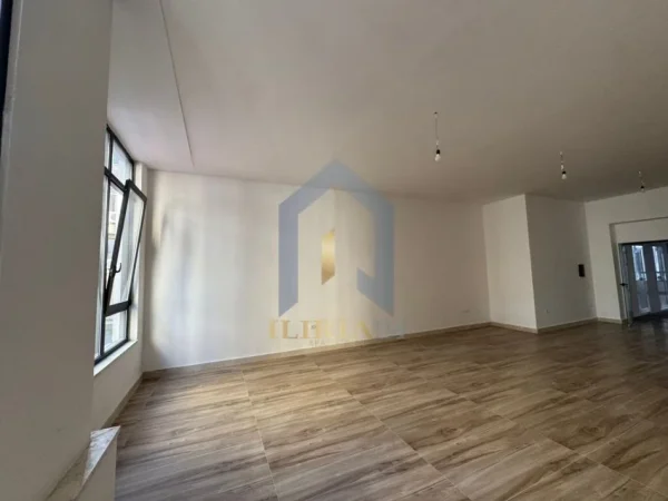 Tirane, jap me qera ambjent biznesi Kati 1, 82 m² 1.500 € (Mine Peze DONIKA CENTER)