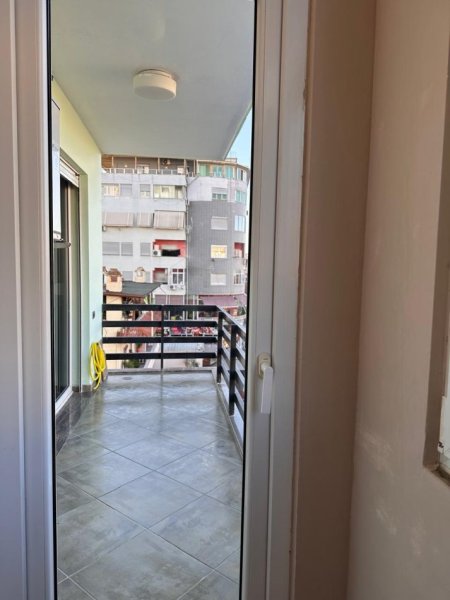 Shqiperi, jepet me qera apartament 2+1 Kati 2, 82 m² 650 € (Perkrah, Kopeshtit Botanik)